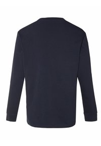 Langsleeve marineblauw T-shirt van zachte katoen, met een eenvoudige ronde hals en rechte snit zonder extra patronen of details.