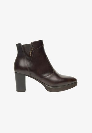 Stivale alla caviglia in pelle marrone con un design elegante, caratterizzato da un tacco a blocco alto, punta arrotondata e sottili dettagli di cucitura sul lato.