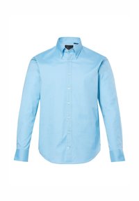 Camisa azul claro de botones con una textura suave, mangas largas, cuello con botones y un ligero brillo. Presenta botones en la parte frontal.