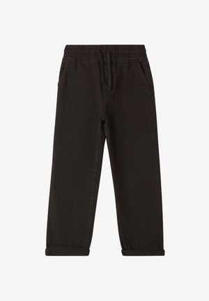 Czarne spodnie wykonane z bawełny, z elastycznym pasem ze sznurkiem, bocznymi kieszeniami i wywiniętymi mankietami. Gładka faktura i prosty krój nogawek.