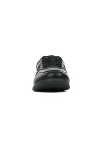 Zapatilla negra de cuero con punta redondeada, superficie texturizada y cordones tradicionales. Cuenta con una suela acolchada para mayor comodidad.