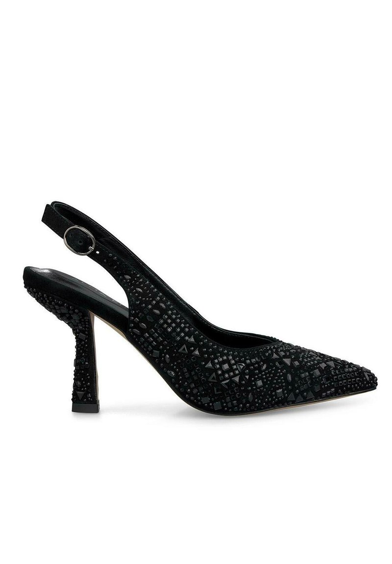 Scarpa nera con tacco alto a slingback e punta affilata, con dettagli in strass texturizzati e un design decorativo del tacco.