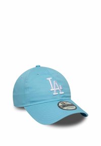 Hellblaues Baseballcap mit aufgesticktem weißen "LA"-Logo, gebogenem Schirm und verstellbarem Riemen. Das Material wirkt weich und hat eine glatte Textur.