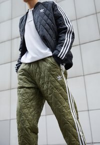 adidas Originals Träningsbyxor - olive