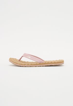 Růžové žabky s drážkovanou gumovou podrážkou. Popruhy jsou v měkké růžové barvě s akcentem loga a mají tvarovaný stélku pro pohodlí.