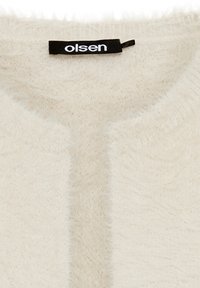 Cremefarbener Cardigan mit einer weichen, flauschigen Textur, einem runden Ausschnitt und einem schwarzen Etikett mit dem Markennamen "olsen".