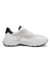 Baskets blanches et gris clair avec des détails en mesh et en daim, languette de talon noire, semelle épaisse et fermeture à lacets, vues de profil.