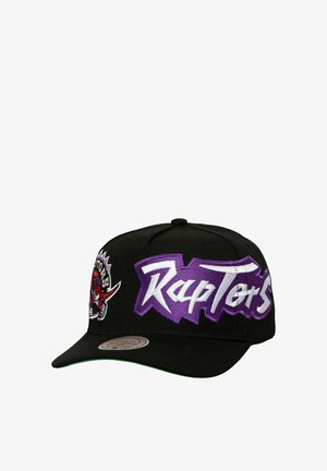 Schwarze Kappe mit einem gebogenen Schirm, versehen mit einem roten und weißen gestickten Logo und lila Buchstaben, die "Raptor's" auf der Vorderseite sagen.