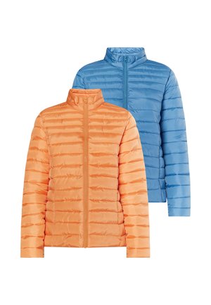 Twee lichte doorgestikte jassen met opstaande kragen, één oranje vooraan en één blauwe achteraan, beide met ritssluitingen aan de voorkant.