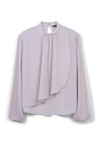 Blusa a maniche lunghe di un rosa chiaro con scollatura arricciata, apertura a chiave sul retro e dettaglio a volant asimmetrico sul lato sinistro anteriore.