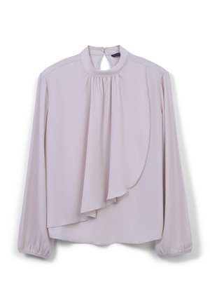 Blusa a maniche lunghe di un rosa chiaro con scollatura arricciata, apertura a chiave sul retro e dettaglio a volant asimmetrico sul lato sinistro anteriore.