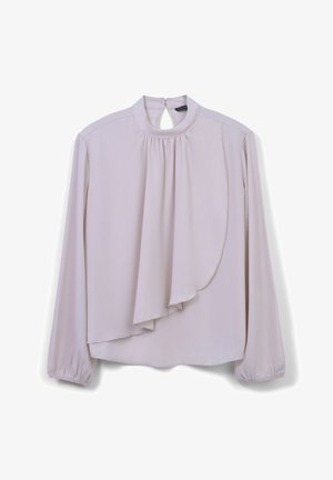 Blusa a maniche lunghe di un rosa chiaro con scollatura arricciata, apertura a chiave sul retro e dettaglio a volant asimmetrico sul lato sinistro anteriore.