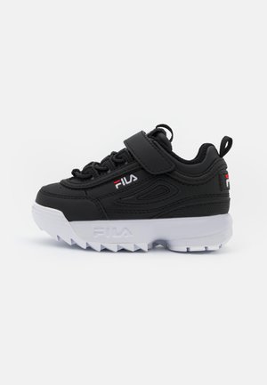Chaussure de sport noire avec une semelle en caoutchouc, un dessus texturé, un laçage et une fermeture à strap en Velcro, avec des accents blancs et rouges et un col rembourré.