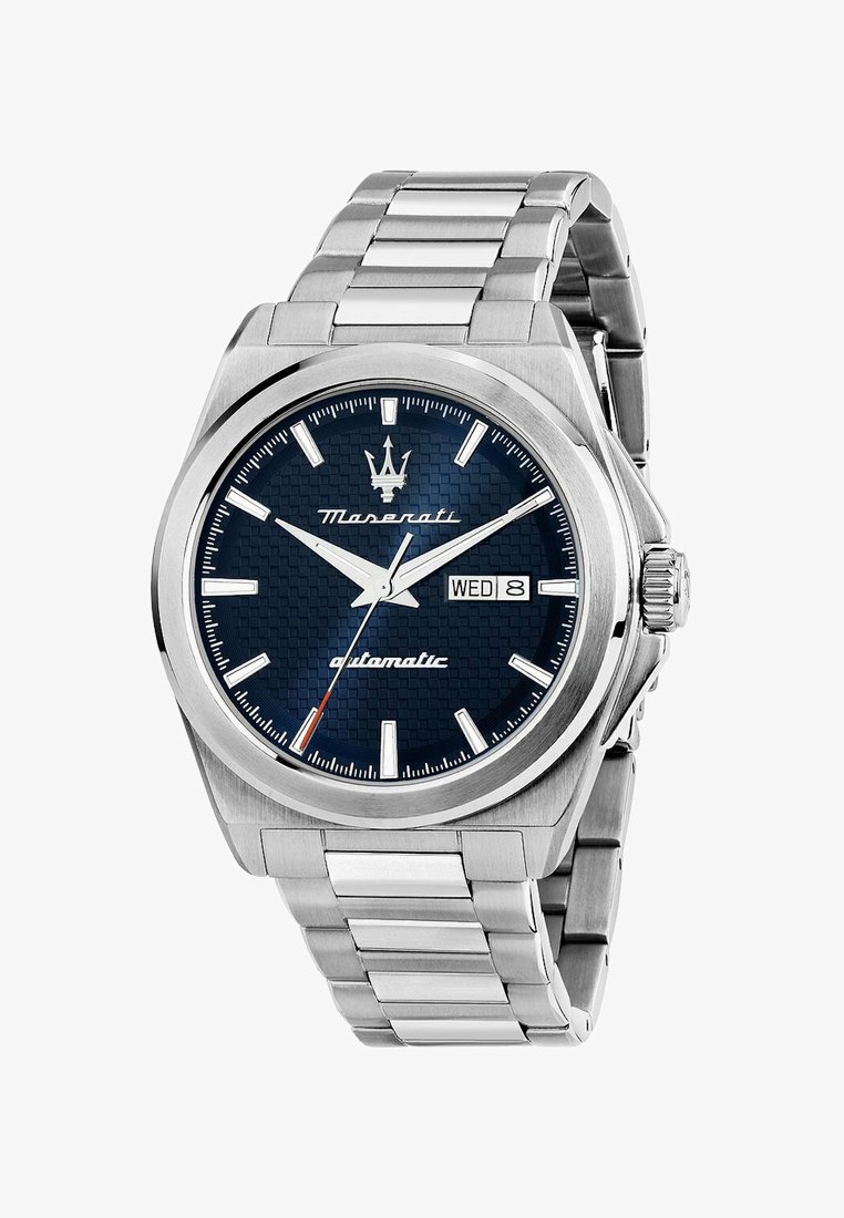 Zilveren roestvrijstalen horloge met een blauwe gestructureerde wijzerplaat, zilveren wijzers, datumaanduiding en een geschakelde armband. Bevat een prominente kroon en logo.