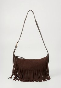 Sac à bandoulière en daim marron en forme de demi-lune, avec des franges à la base et une bandoulière réglable unique. Texture lisse avec fermeture éclair.