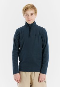 Pullover in pile di colore navy con colletto alto e chiusura a mezza zip. Presenta una superficie texturizzata e un piccolo logo sul lato sinistro del petto.