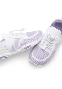Leichte Sportschuhe mit einem Obermaterial aus lila Mesh und weißen Akzenten. Merkmale sind das dehnbare Design, der schnürsenkellose Verschluss und die Gummisohle.