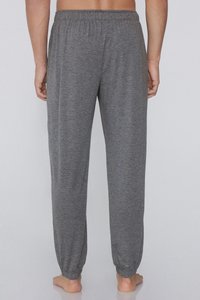 Graue, leichte Schlafanzughosen mit einem elastischen Bund und gerafften Knöcheln, die eine glatte Textur und ein minimalistisches Design aufweisen.
