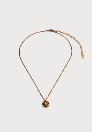Goldene Halskette mit Medusa-Kopf-Anhänger und verstellbarem Verschluss, versehen mit einem kleinen Metallanhänger, auf dem "VERSACE" eingraviert ist.