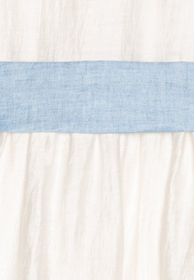 Vászon anyag, amelynek felső fele fehér, textúrált megjelenésű, középen sima kék sávval kontrasztban. Elegáns és minimalista dizájn.