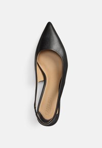 Μαύρο δερμάτινο γυναικείο παπούτσι μπαλαρίνα με μυτερή μύτη και λουράκι στο πίσω μέρος, με ταμπά εσωτερική επένδυση και ενσωματωμένη σόλα με την ανάγλυφη επιγραφή "Lauren Ralph Lauren", απεικονισμένο από πάνω σε λευκό φόντο.