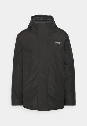 Mustat takki, jossa on huppu, vetoketjusuljenta ja kaksi etupussia. Valmistettu vettä hylkivästä kankaasta, jossa on sileä rakenne ja säädettävät osat.