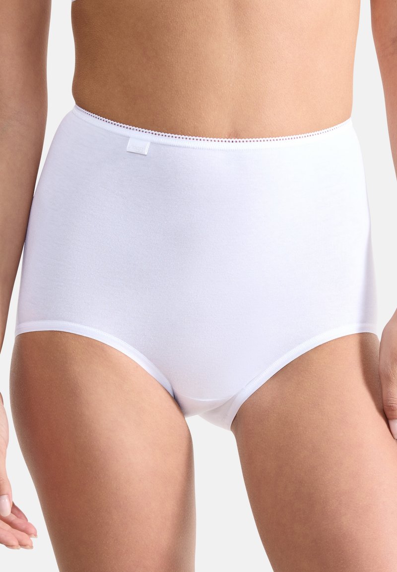 Sous-vêtement blanc taille haute en matière douce et extensible. Présente un design lisse et sans coutures avec une ceinture élastique étroite et des ouvertures pour les jambes.