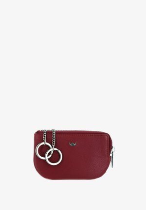 Petit étui en cuir bordeaux texturé avec fermeture éclair argentée et deux anneaux de clés argentés reliés par une courte chaîne.