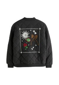 Fekete steppelt dzseki, hátán hímzéssel: nap, leopárdmintás masni, vörös rózsa, két szív, csillagok és zöld "LOVE" felirat fehér kerettel.