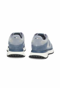 Scarpe sportive blu realizzate con un mix di materiale in rete e suede. Presentano una suola testurizzata, un colletto imbottito e accenti minimali in bianco e arancione.