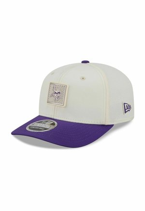 Biała i fioletowa czapka baseballowa z naszywką z wyszywanym logo Vikings na przodzie oraz logo New Era z boku.
