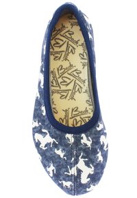 Marineblaue Ballettschuhe aus Stoff mit weißen Pferdesilhouetten, elastischem Rand und einer strukturierten beigen Innensohle mit einem sich wiederholenden Logo-Muster.