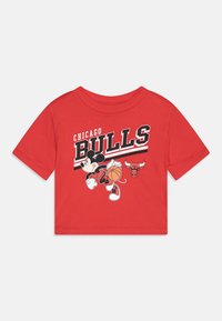 Outerstuff - NBA TEAMS DISNEY GRAPHIC TEE UNISEX - Klub merchandise - university red Miniaturebillede 1