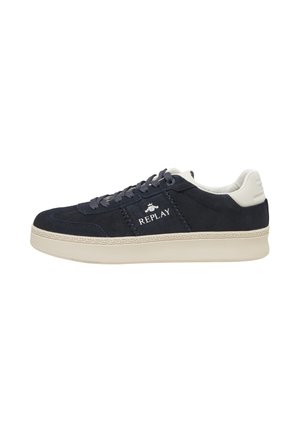 Baskets basses en daim marine avec semelle blanche, col arrière blanc, lacets marine et logo "REPLAY" sur le panneau latéral.