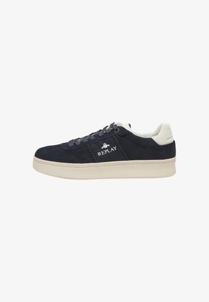 Zapatilla baja de ante azul marino con suela blanca, cuello trasero blanco, cordones azul marino y logo "REPLAY" en el panel lateral.