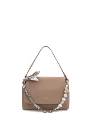 Borsa a spalla beige con patta, tracolla decorativa intrecciata con perline, piccolo foulard annodato su un lato e logo "Diana & Co Firenze" sul davanti.