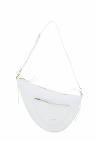 Sac bandoulière en cuir blanc avec une forme incurvée, comportant deux poches zippées et de fines sangles ajustables. Accents en matériel doré inclus.