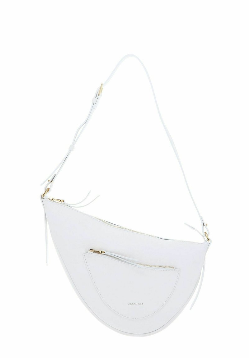 Sac bandoulière en cuir blanc avec une forme incurvée, comportant deux poches zippées et de fines sangles ajustables. Accents en matériel doré inclus.