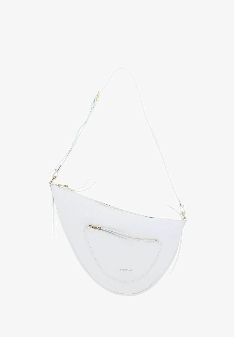 Sac bandoulière en cuir blanc avec une forme incurvée, comportant deux poches zippées et de fines sangles ajustables. Accents en matériel doré inclus.