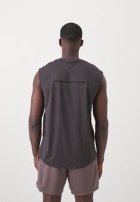 ICANIWILL STRIDE SLEEVELESS MEN - Top - charcoal
