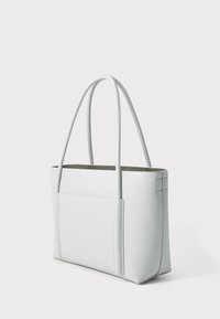 Borsa tote in pelle grigia chiara con due manici lunghi, forma rettangolare, tasca frontale e superficie liscia.