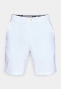 Λευκά βαμβακερά σορτς με επίπεδη μέση, κούμπωμα με κουμπί και πλαϊνές τσέπες. Λογότυπο PUMA σε κόκκινο στη μέση. Ομαλή υφή.