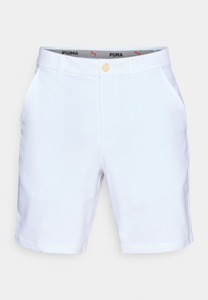Beli bombažni kratki hlači s ploskim pasom, zapenjanjem na gumb in stranskimi žepi. PUMA logotip v rdeči barvi na pasu. Gladek tekstura.
