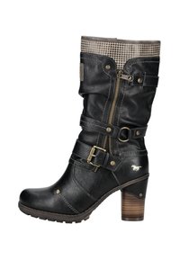 Schwarze Lederstiefel bis zur Mitte der Wade mit gestapeltem Absatz, seitlichem Reißverschluss, Schnallenriemen und einem beige Hahnentrittmuster-Stoffbund oben.