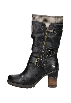 Černá kožená bota do poloviny lýtek se zdobeným podpatkem, bočním zipem, přezkami a béžovým vrškem z tkaniny s houndstooth vzorem.