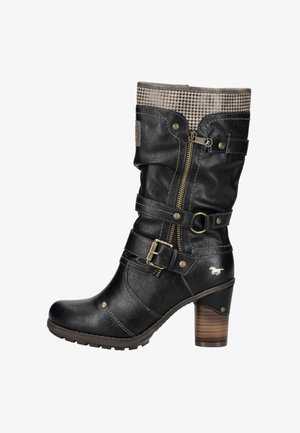 Černá kožená bota do poloviny lýtek se zdobeným podpatkem, bočním zipem, přezkami a béžovým vrškem z tkaniny s houndstooth vzorem.