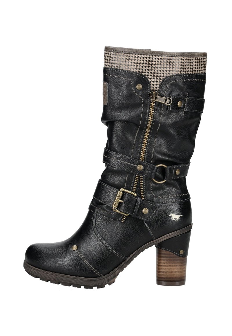 Schwarze Lederstiefel bis zur Mitte der Wade mit gestapeltem Absatz, seitlichem Reißverschluss, Schnallenriemen und einem beige Hahnentrittmuster-Stoffbund oben.