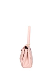 Borsa a tracolla in pelle rosa con un design strutturato, caratterizzata da una maniglia piatta, dettagli in metallo dorato e un'apertura plissettata. Texture liscia.