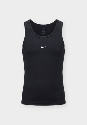Schwarzes, geripptes ärmelloses Nike Tanktop mit weißem Swoosh-Logo in der Mitte der Brust, abgebildet vor einem schlichten hellen Hintergrund.