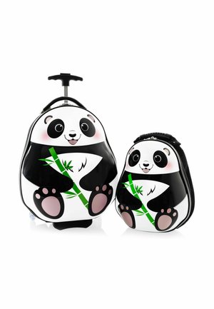 Due valigie per bambini a tema panda, una con manico e ruote, entrambe con panda sorridenti che tengono steli di bambù verdi.